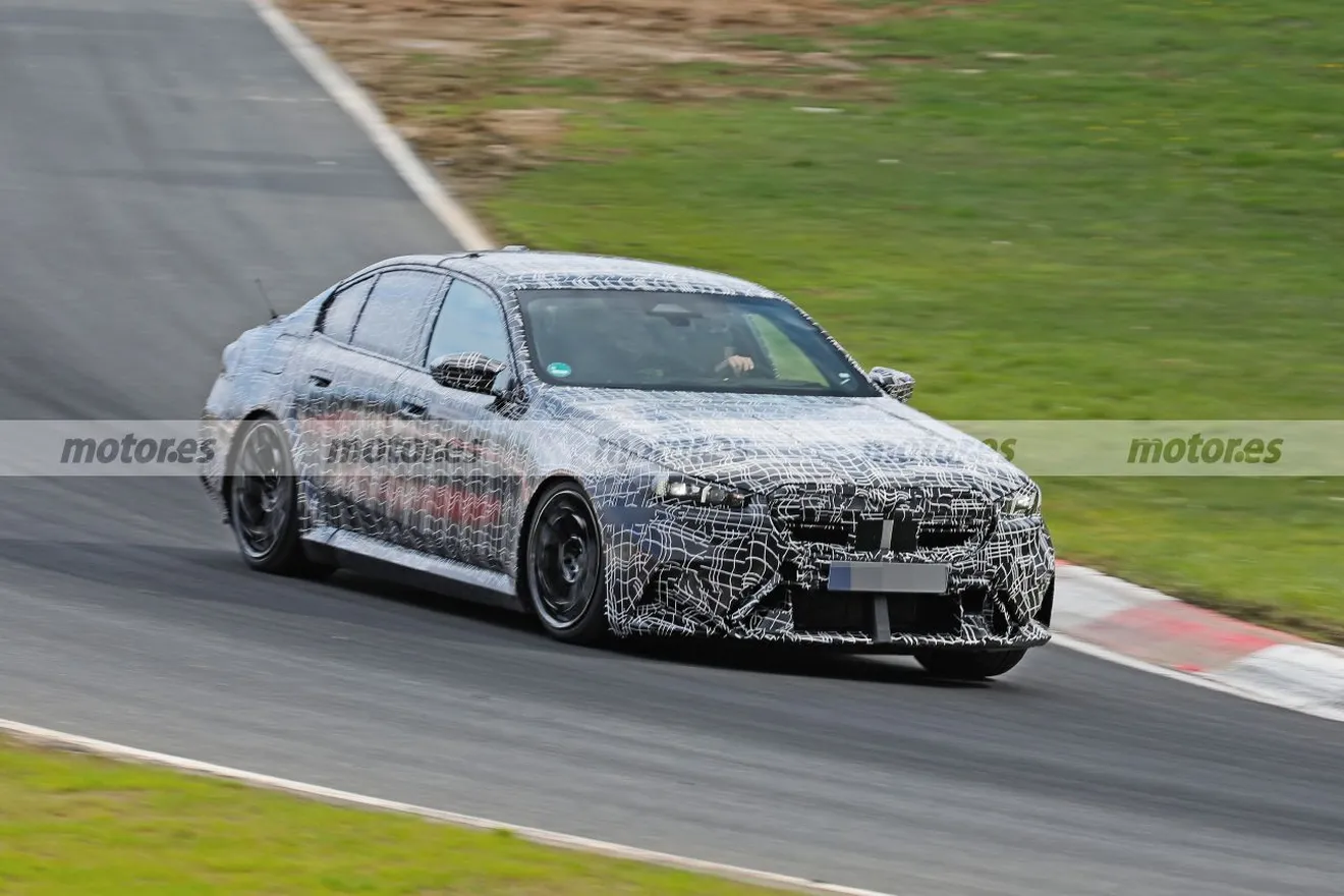 El nuevo BMW M5 exprime sus 700 CV en unas duras pruebas en Nürburgring llevando tan al límite sus frenos como nunca los verás