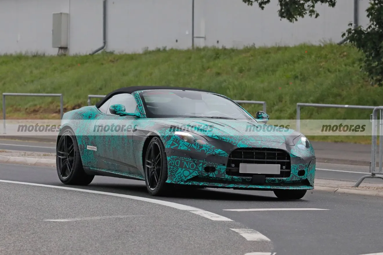 El nuevo Aston Martin DB12 Volante 2025 posa por primera vez en fotos espía cerca de Nürburgring