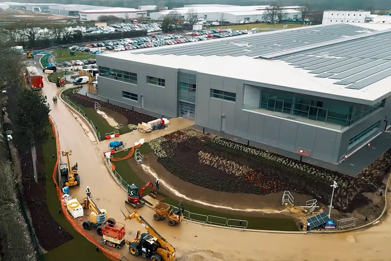Aston Martin F1 prepara ya la mudanza al nuevo edificio inteligente de Silverstone