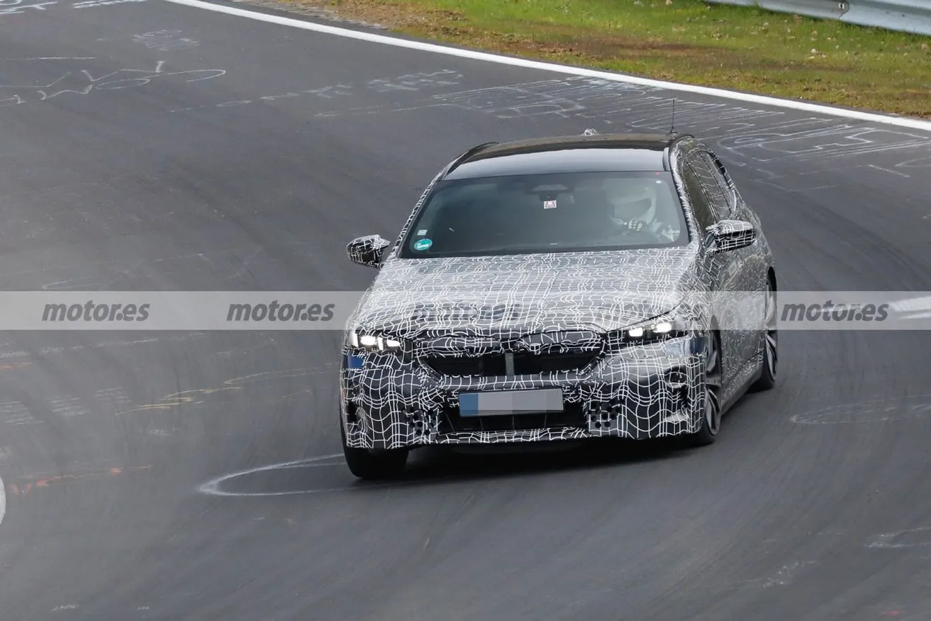 El nuevo BMW i5 Touring M60 xDrive vuela en unas duras y exigentes pruebas sobre el asfalto de Nürburgring 