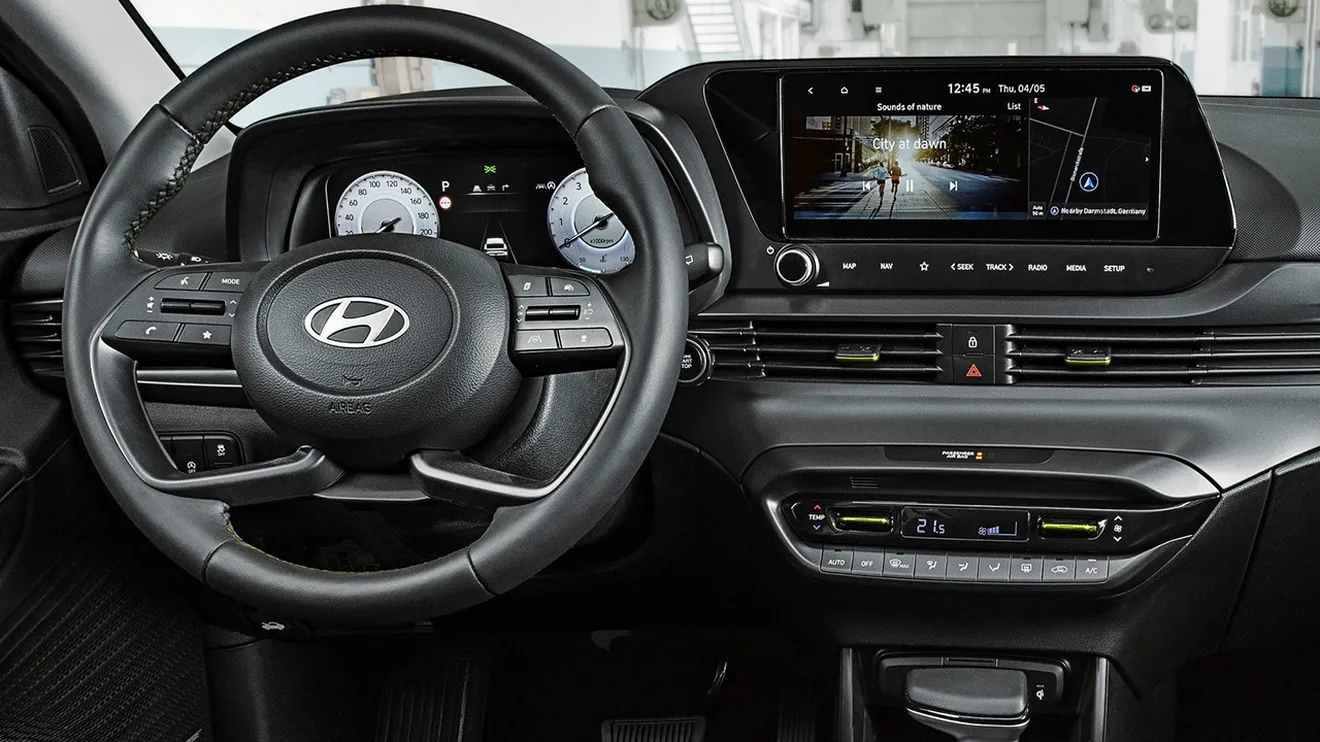 Hyundai i20 2023 - puesto de conducción