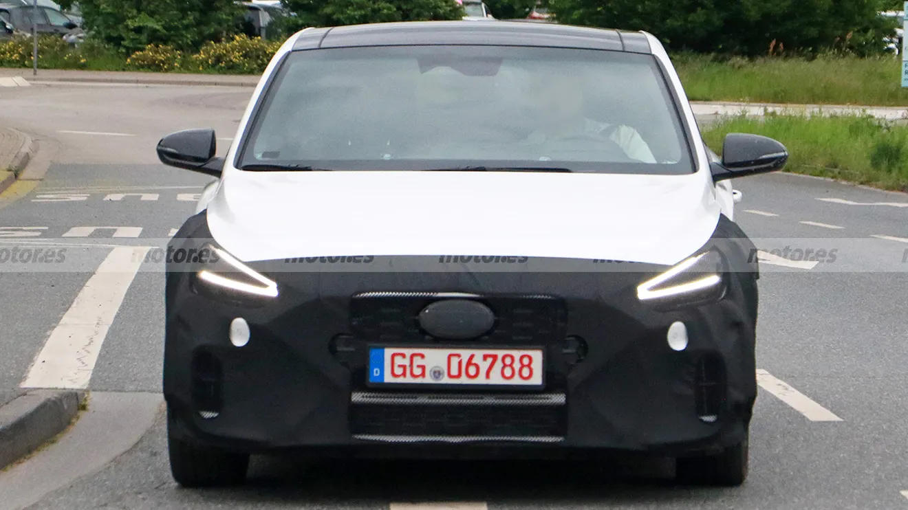 Hyundai i30 Fastback 2024 - foto espía frontal