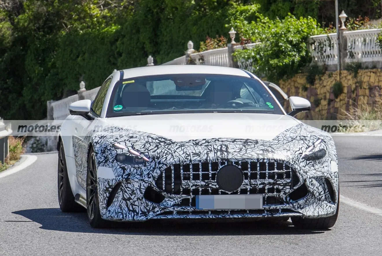 La foto espía más esperada, el nuevo Mercedes-AMG GT Coupé es cazado sin camuflaje y con alevosía
