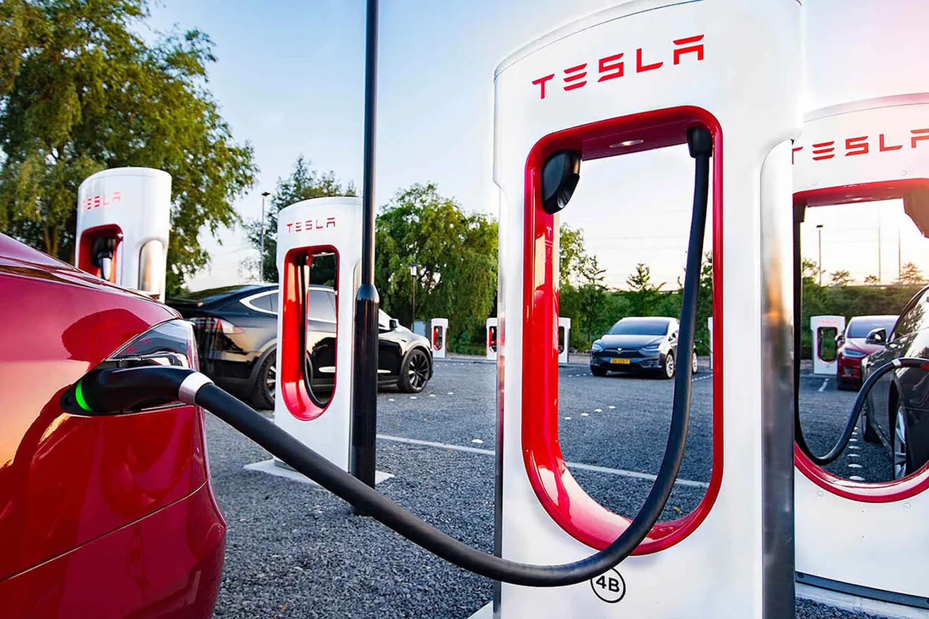 Tesla sigue envuelta en polémica, usar sus Supercargadores será más caro según su disponibilidad