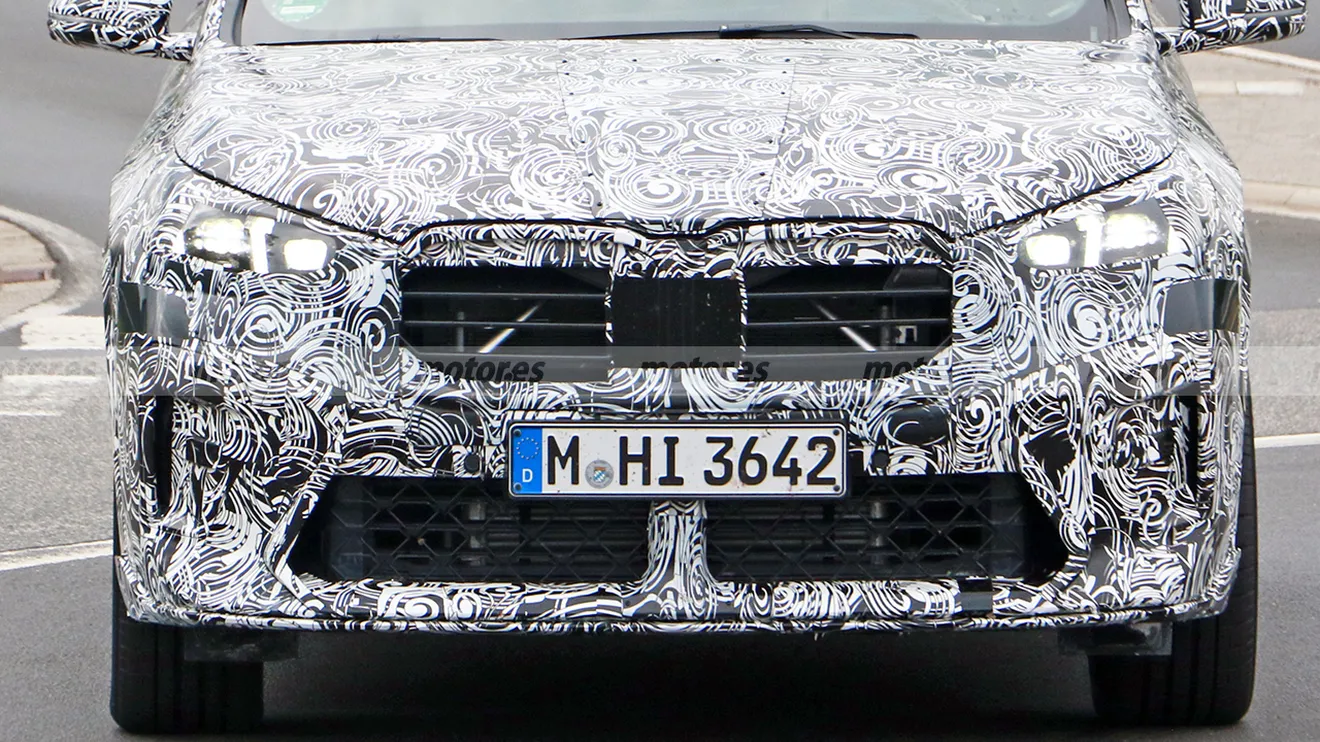 BMW X2 2024 - foto espía frontal