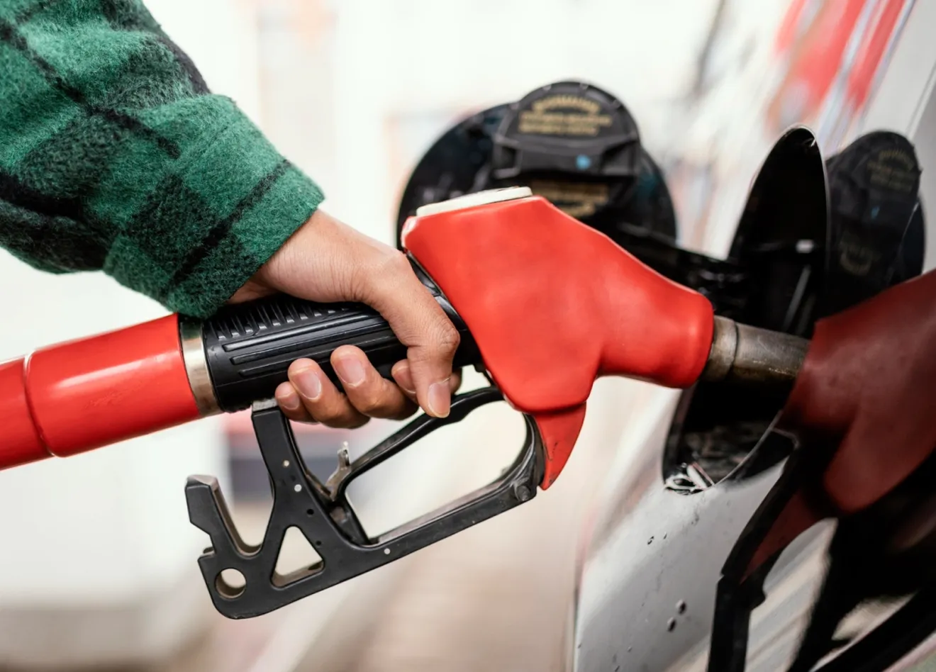 ¿Nueva subida del precio de la gasolina y el diésel? Llegan más recortes de producción de petróleo