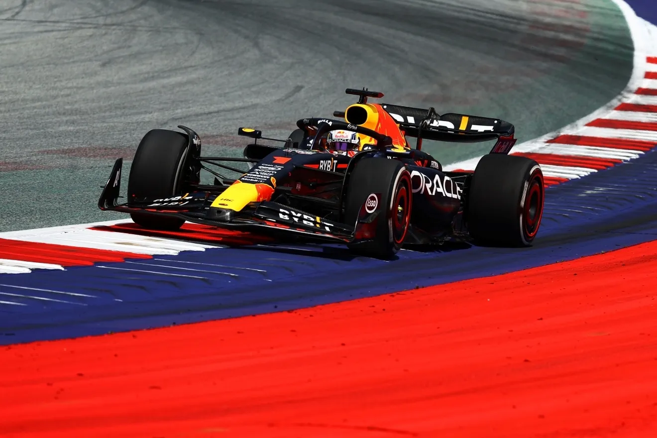 Max Verstappen arrebata a Sainz el mejor tiempo en el último segundo