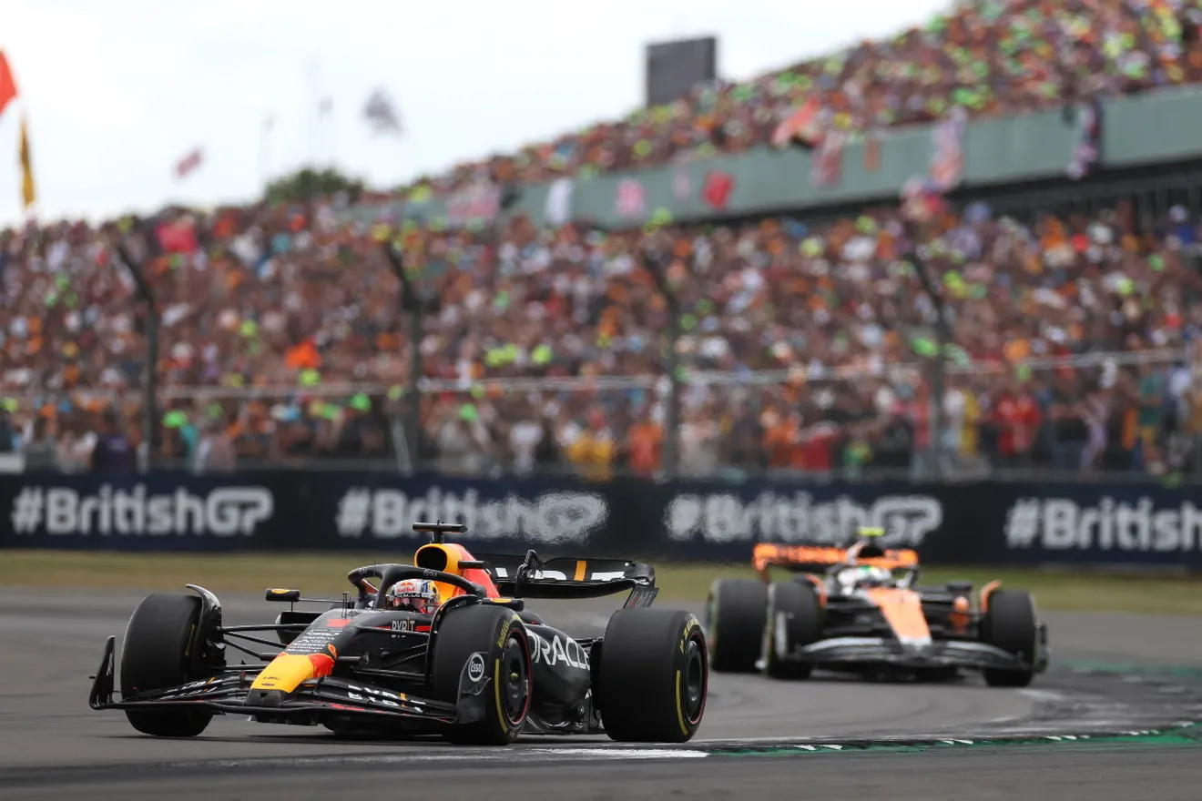 Max Verstappen vence a los McLaren; Carlos Sainz y Fernando Alonso se quedan muy lejos del podio