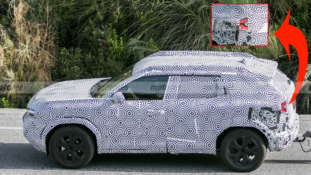Las luces traseras del nuevo Dacia Duster 2024 quedan parcialmente al descubierto en estas fotos espía