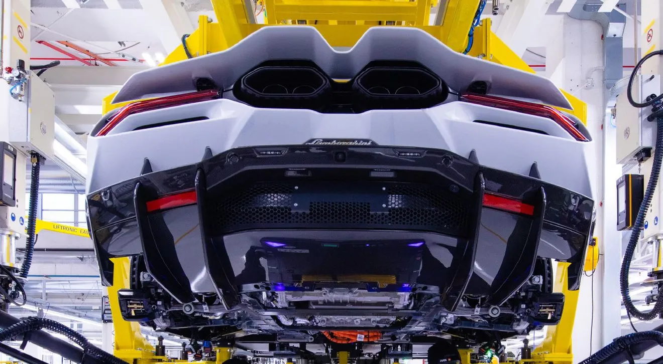 Lamborghini Revuelto - foto producción