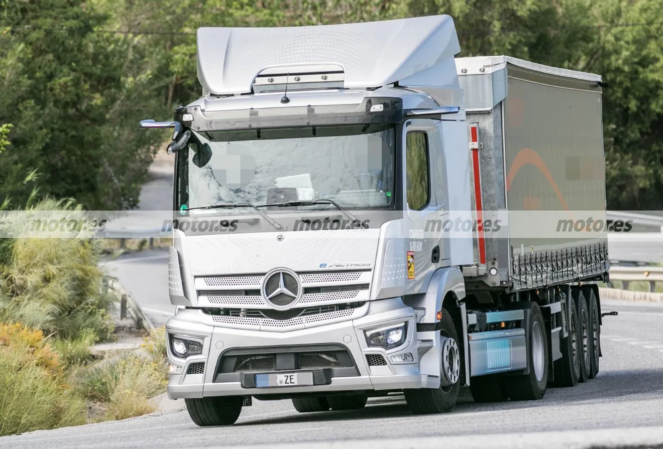 Sorprendido un prototipo del nuevo Mercedes Actros eléctrico con una particular configuración FCEV de hidrógeno