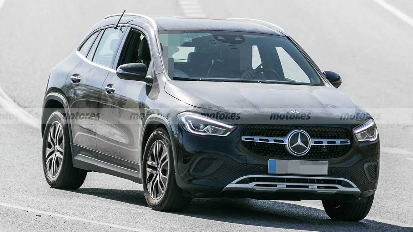 ¡Habrá un nuevo Mercedes GLA! Las primeras fotos espía de la tercera generación del SUV alemán descubren una gran novedad