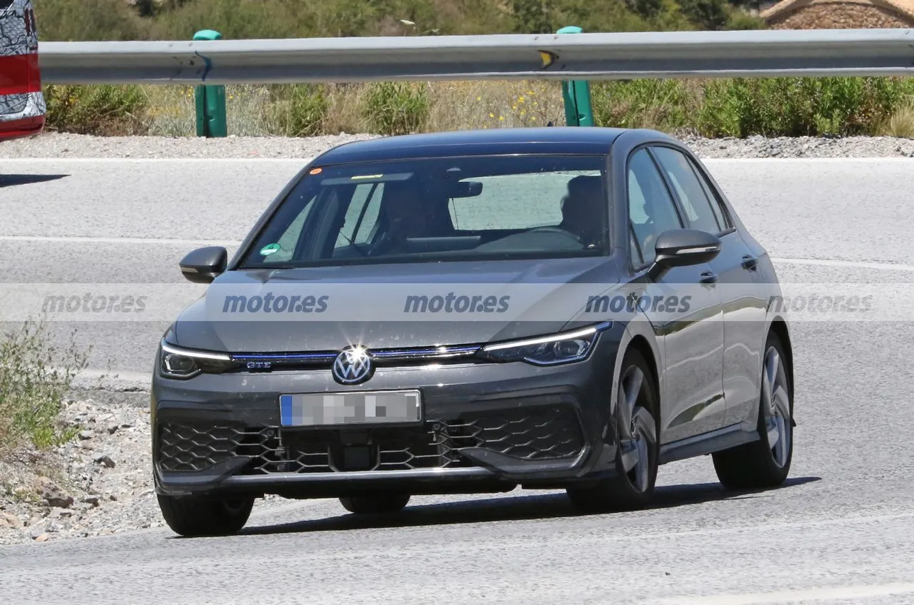 El Volkswagen Golf GTE Facelift muestra su nueva imagen en unas exigentes pruebas, el compacto PHEV mejorará su tacto deportivo