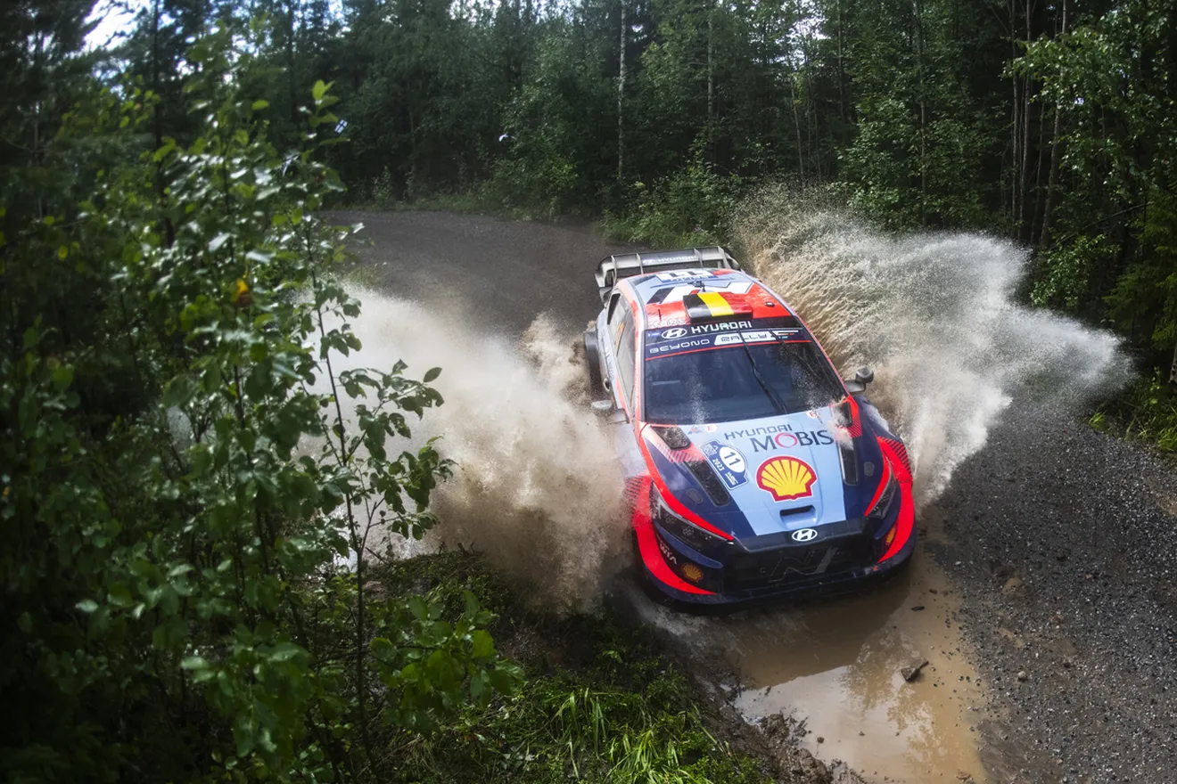Elfyn Evans dobla su ventaja al frente del Rally de Finlandia y acaricia el triunfo final