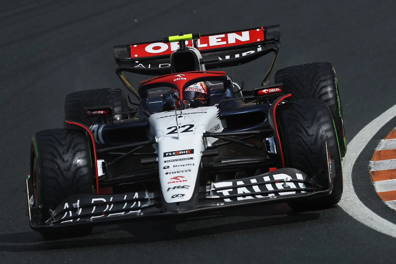 Yuki Tsunoda es sancionado con tres posiciones tras obstaculizar a Lewis Hamilton; Carlos Sainz recibe un aviso
