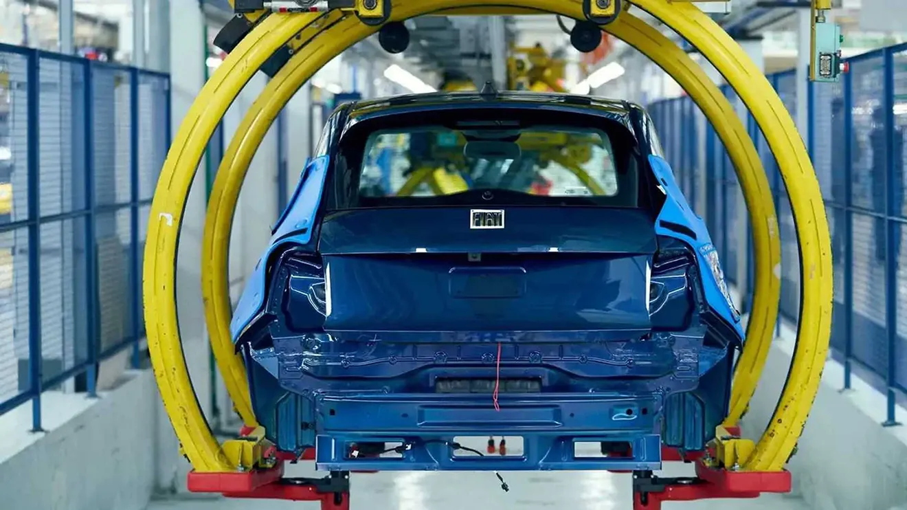 FIAT suspende la producción del 500 Eléctrico temporalmente, el Volkswagen ID.3 no cuaja pero vende más que el italiano
