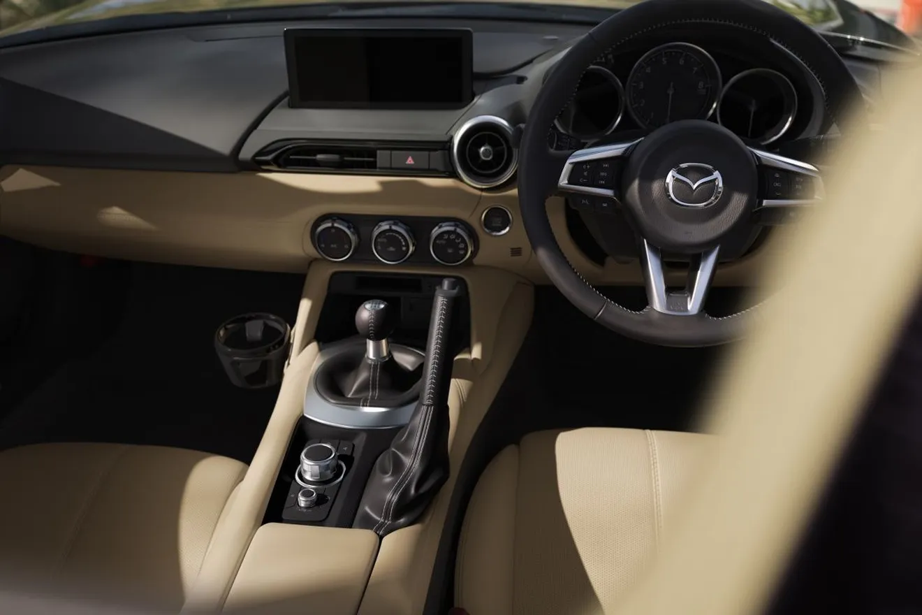 Mazda MX-5 2024 - interior