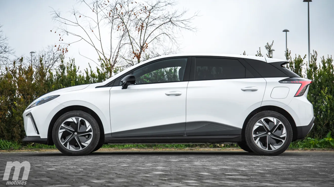 Más de 4.400 € de descuento y 520 km de autonomía, el MG4 se convierte en el compacto eléctrico a batir por Volkswagen y Citroën