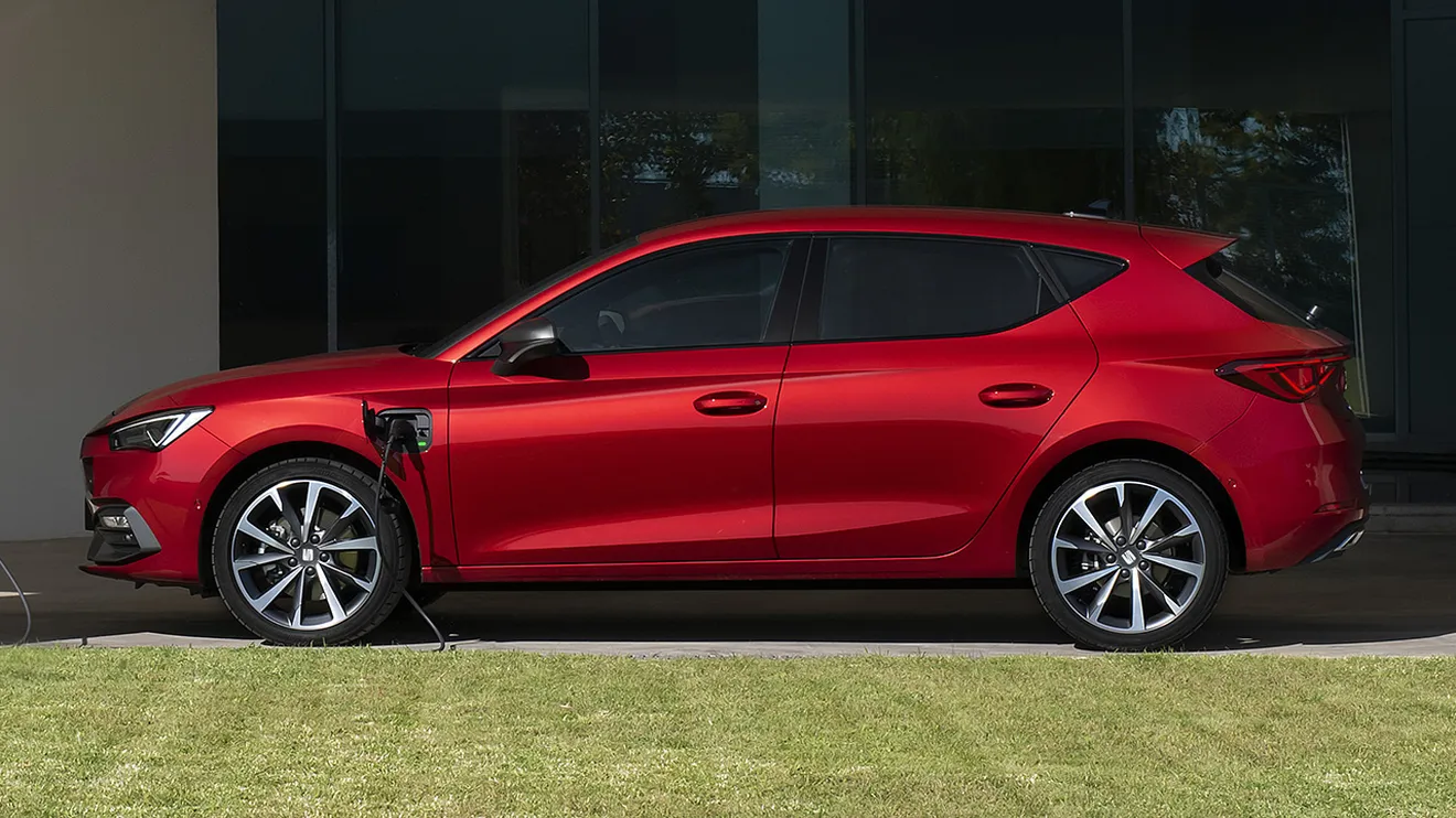 Etiqueta CERO y más de 3.800 € de descuento, el compacto PHEV más barato está en oferta y pone en apuros al Opel Astra