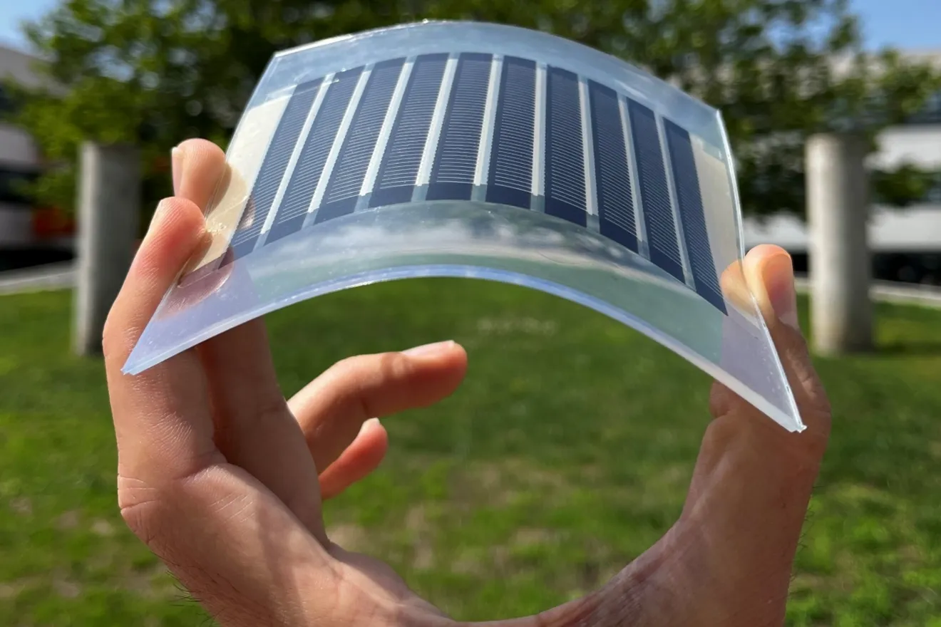 Paneles fotovoltaicos de plástico flexible, el invento con ADN español que llevará la energía solar a cualquier parte