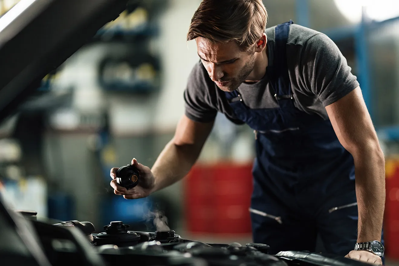 ¿Puedo usar agua en lugar de líquido refrigerante en el motor del coche?