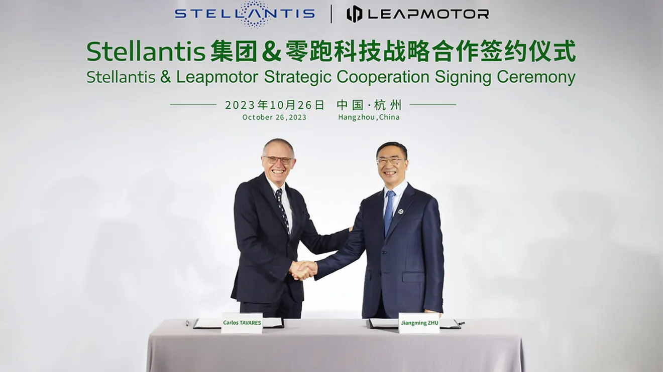 Carlos Tavares, CEO de Stellantis, junto a Zhu Jiangming, CEO de Leapmotor