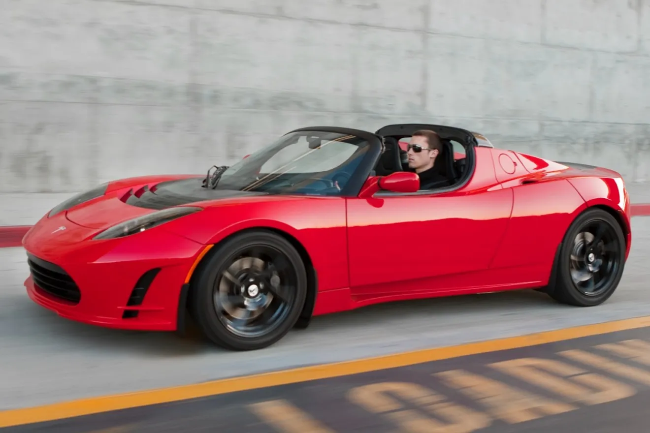 Tesla libera los planos del Roadster: ya puedes construirte uno en casa, aunque quizá no es la mejor idea