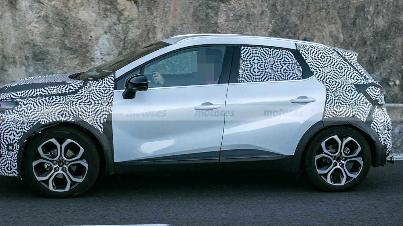Renault Captur 2024 - foto espía lateral