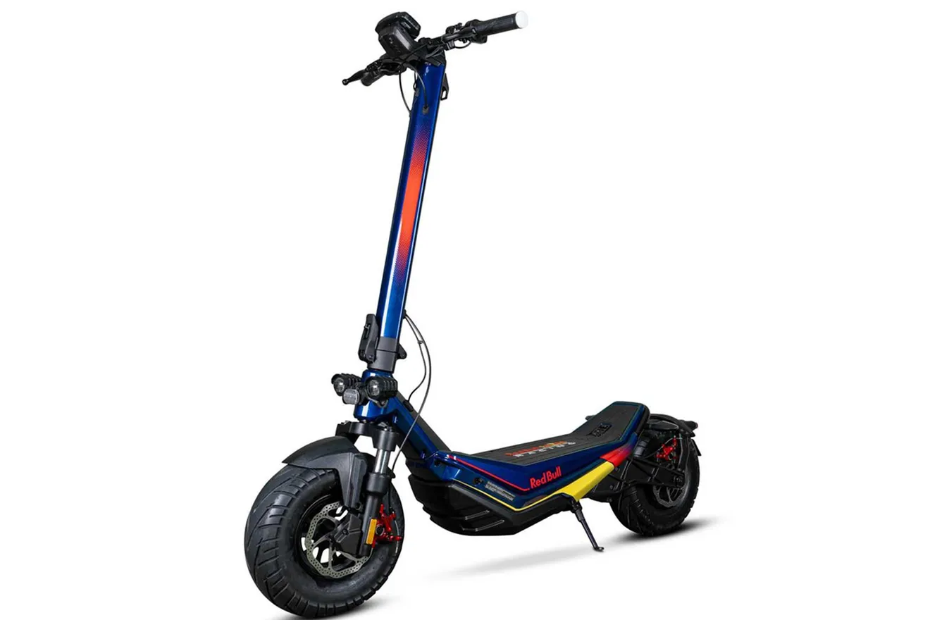 El bólido de Max Verstappen en forma de patinete eléctrico, Red Bull se lanza a la movilidad con una apuesta deportiva de hasta 60 km de autonomía