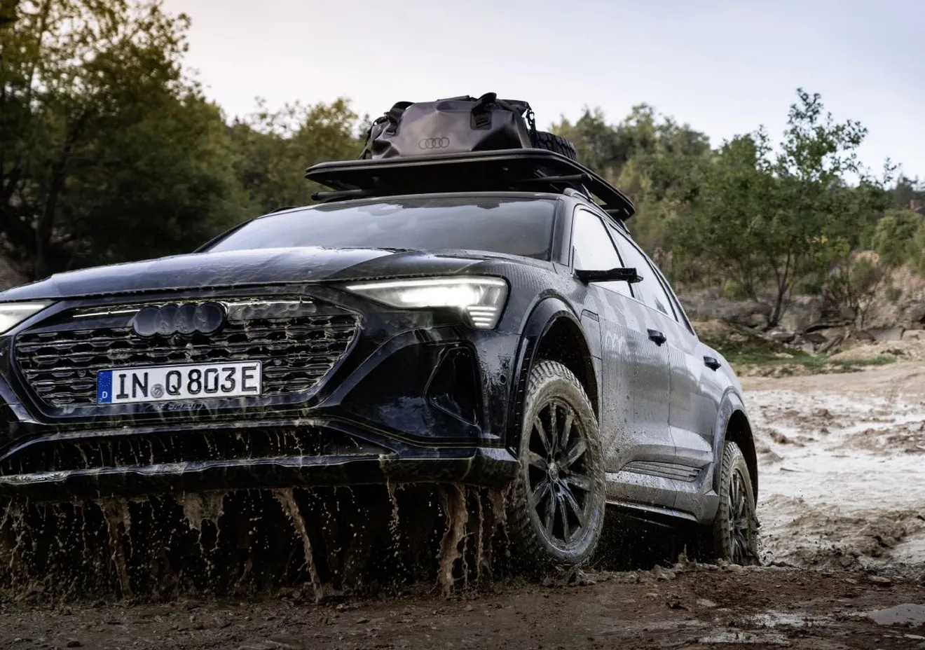 El Audi Q8 e-tron edition Dakar se sale del canon del típico SUV, es más todoterreno pero en unidades limitadas para osados y pudientes