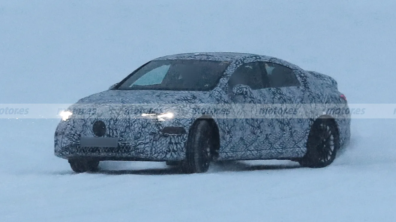 El nuevo Mercedes CLA eléctrico con el sello de AMG sorprende en las pruebas de invierno, los drifts y una imagen más llamativa lo delatan