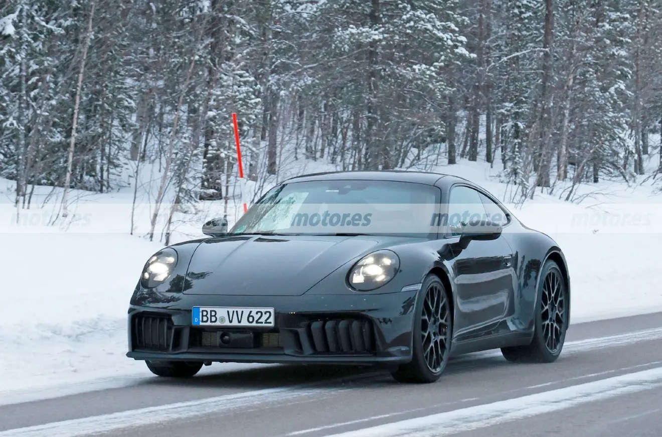El debut del revisado Porsche 911 Facelift se acerca, el deportivo se pasea por las nevadas carreteras de Suecia al desnudo y sin camuflaje