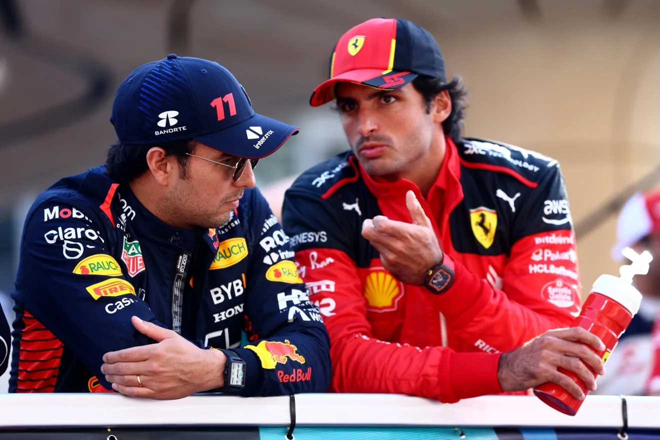 ¿Es Carlos Sainz candidato al asiento de Checo Pérez en Red Bull? Helmut Marko no lo descarta, pero ve un inconveniente
