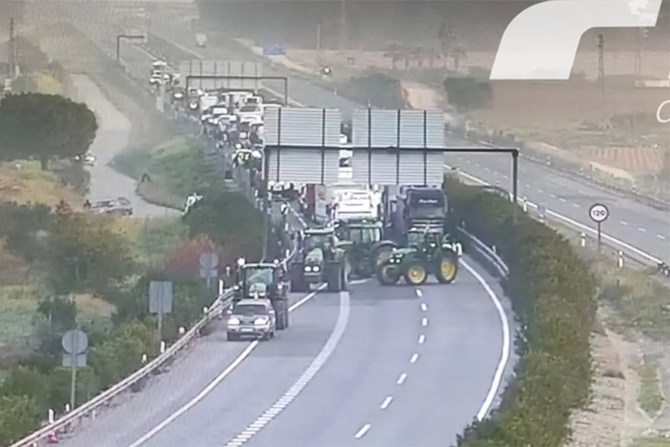 Carreteras cortadas y bloqueadas por las manifestaciones de agricultores y ganaderos: consulta aquí cuáles están afectadas