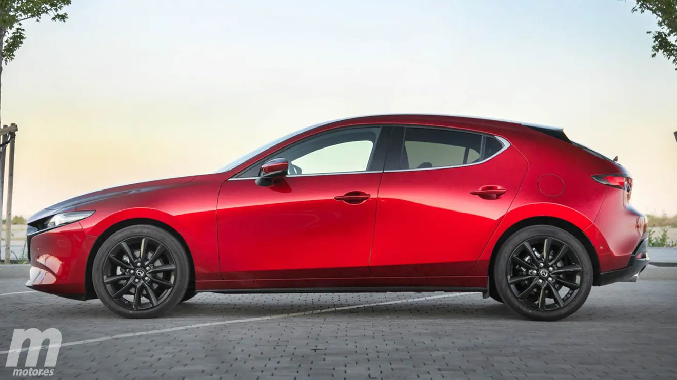 Etiqueta ECO, automático y con 2.800 € de descuento, Mazda mueve ficha ante la renovación del Golf y pone en oferta su compacto