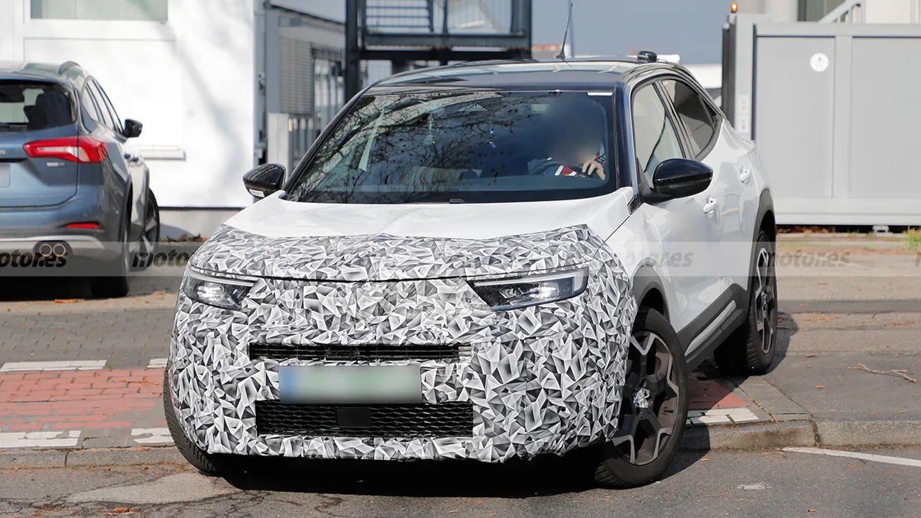 Primeras fotos espía del nuevo Opel Mokka 2025, el popular B-SUV (y su versión eléctrica) recibirá una importante actualización1