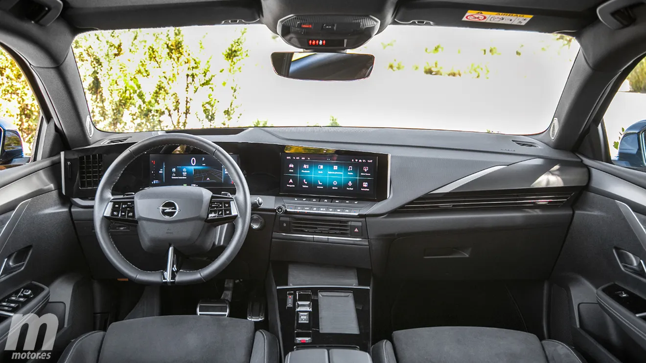 Opel Astra - interior