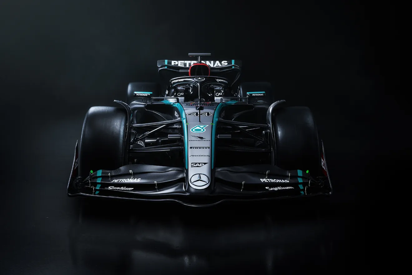 ¡Ya está aquí! Así es el Mercedes W15 negro y plateado de Lewis Hamilton y George Russell