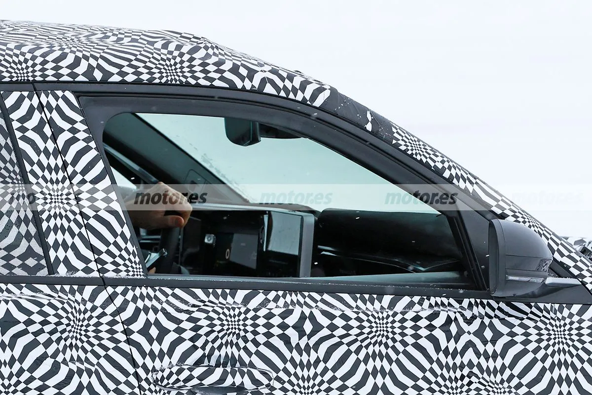 El esperado Renault 4 da la sorpresa en las pruebas de invierno, el legendario modelo llegará en
