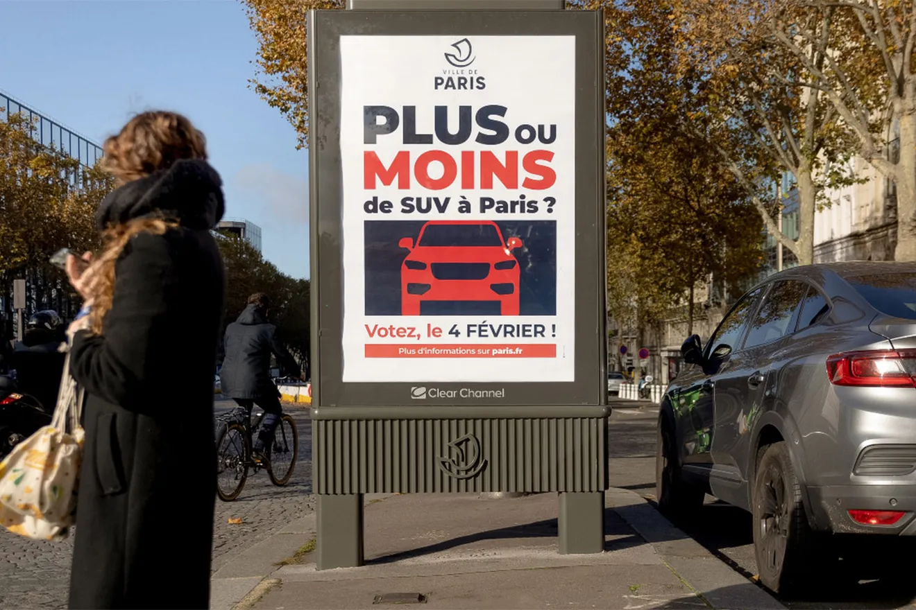 Los vecinos de París condenan a los SUV, incluso algunos eléctricos, que tendrán que pagar el triple por aparcar en la calle