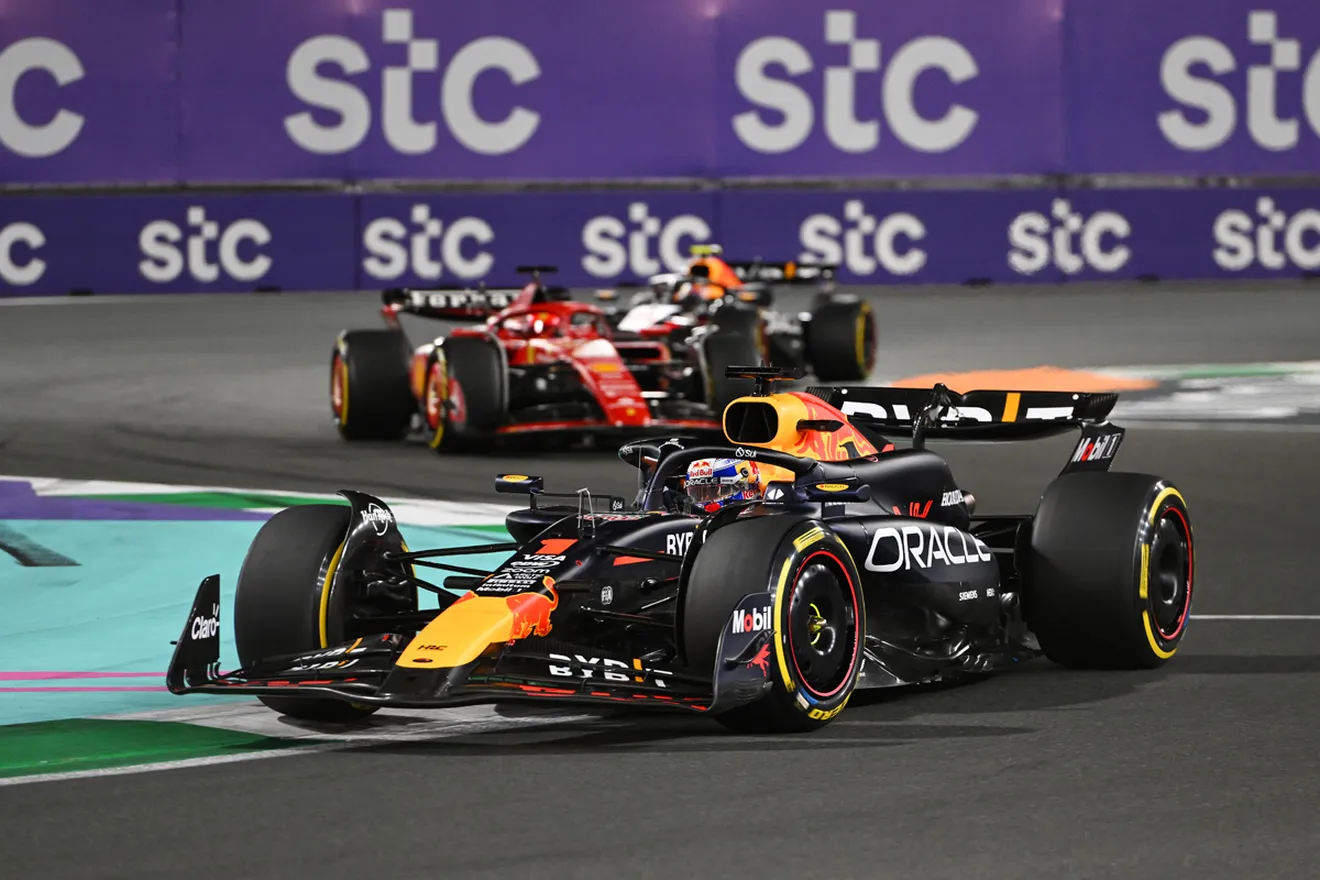 Victoria de Max Verstappen en una carrera de optimización e inteligencia de Fernando Alonso