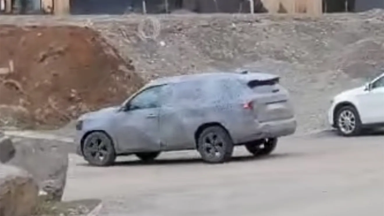 Saluda al primer SUV de 7 plazas de Dacia, cazado el nuevo Bigster en plena sesión de pruebas (con vídeo)