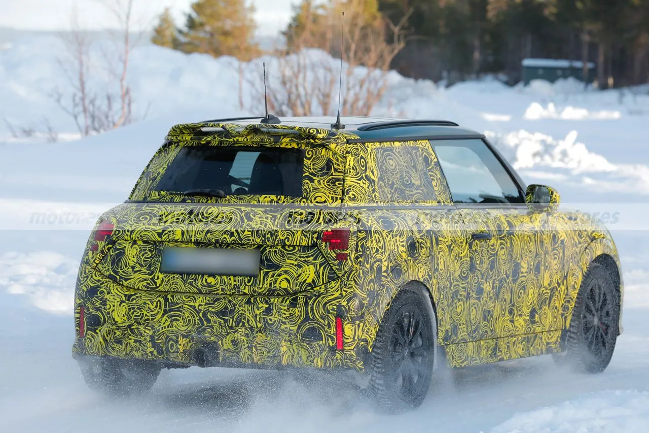 El MINI John Cooper Works de nueva generación afronta sus últimas pruebas de invierno mucho más destapado, con 250 CV será la alternativa al GR Yaris13