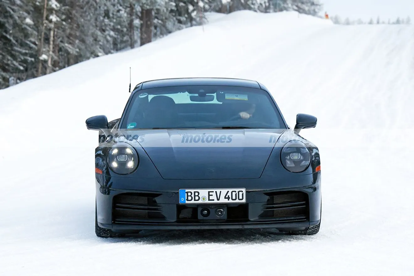 Porsche sorprende en el Polo Norte con un 911 Facelift en pruebas muy distinto y más agresivo, ¿el paquete SportDesign o una sorpresa?