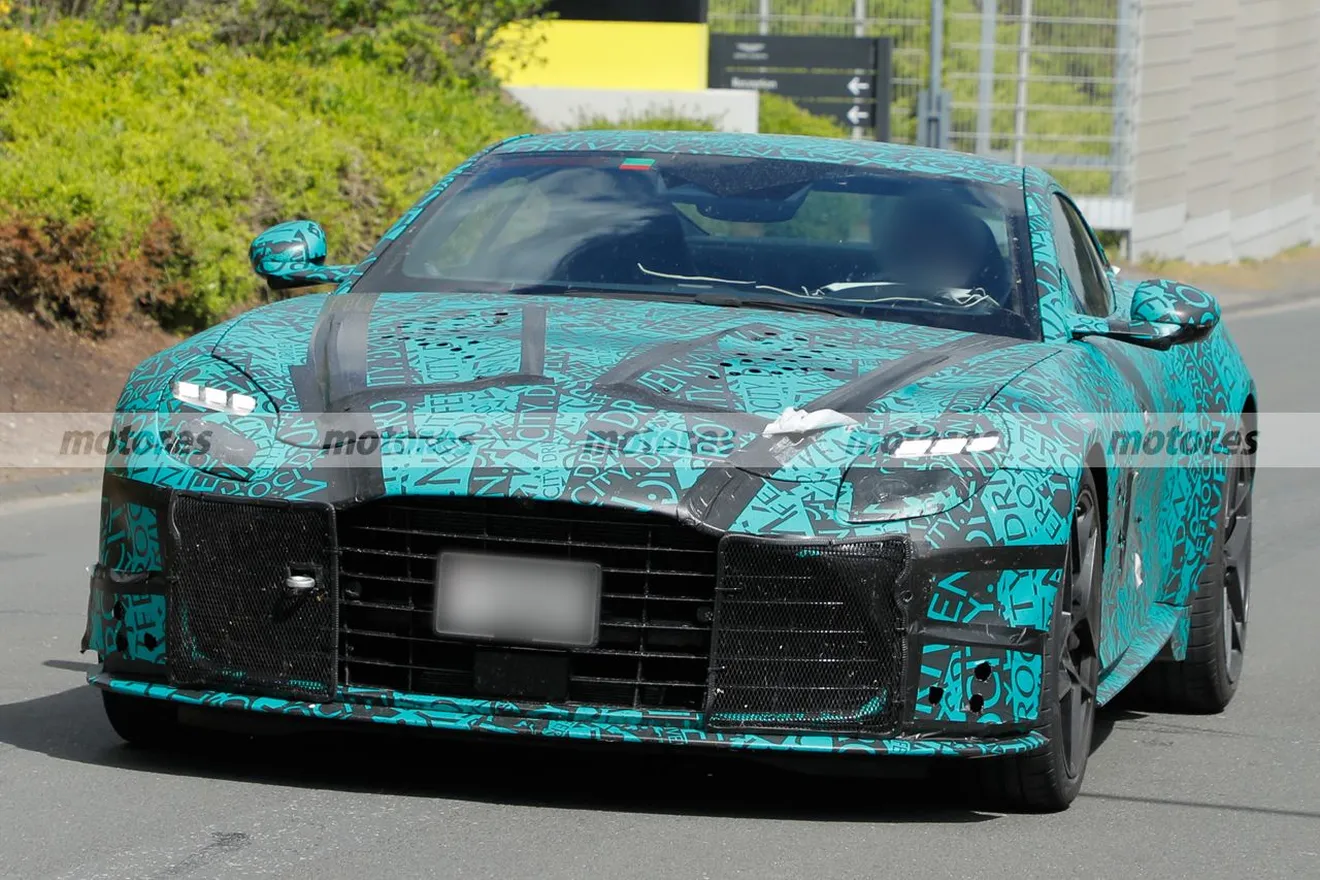 El nuevo Aston Martin DBS desata su poderío en unas pruebas en Nürburgring, una bestia de 800 CV persiguiendo al poderoso Porsche 911 GT3