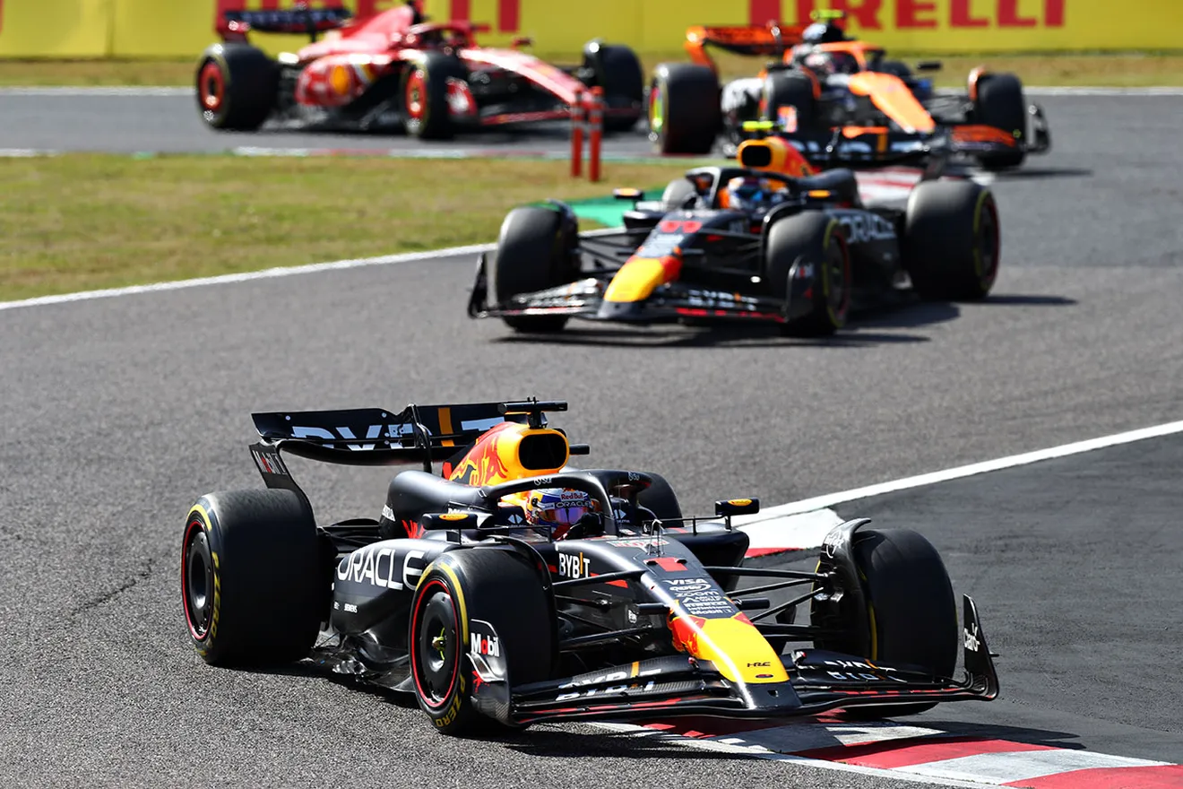 Carlos Sainz alarga su racha de pódiums en territorio de Max Verstappen, de nuevo sin rival en Suzuka