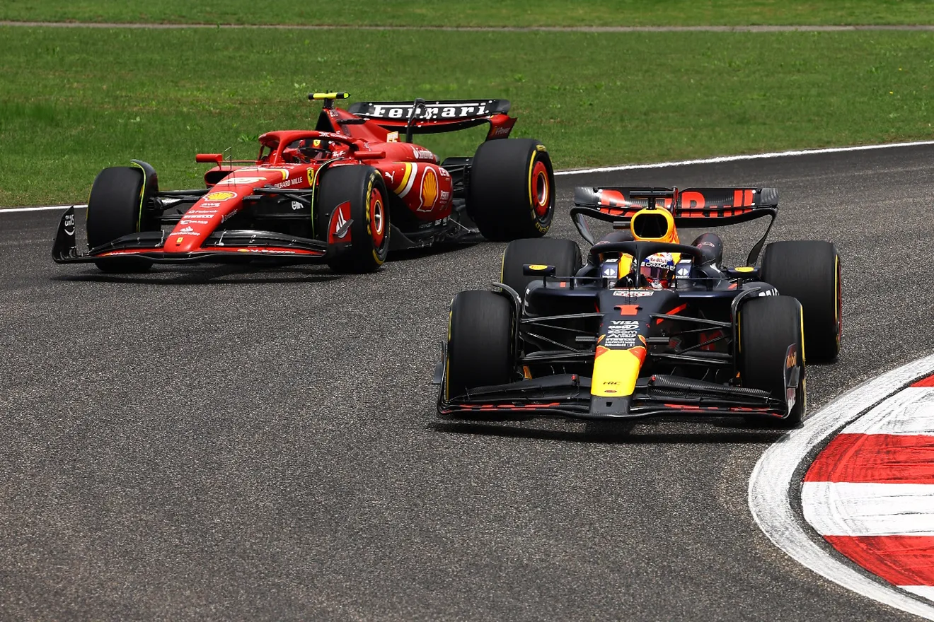 Max Verstappen gana y Fernando Alonso y Carlos Sainz se quedan sin el podio tras una batalla caótica 