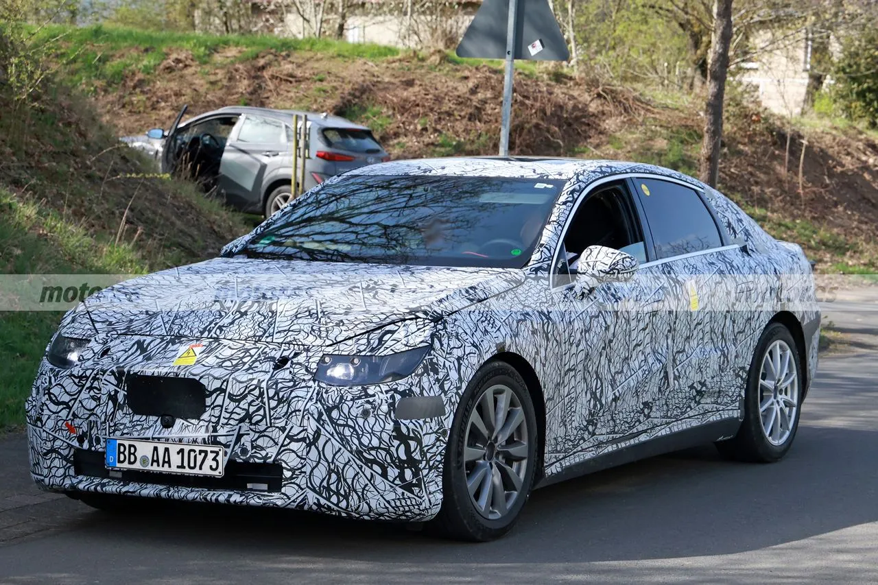 El Mercedes Clase C Eléctrico retoma sus pruebas en Alemania con interesantes detalles y un nuevo vistazo a su interior de vanguardia2