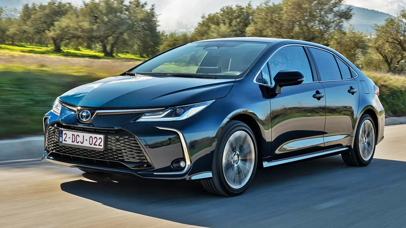 Este híbrido (HEV) de Toyota mantiene vivo el mercado de sedanes generalistas, y ahora está en oferta con más de 4.800 € de descuento