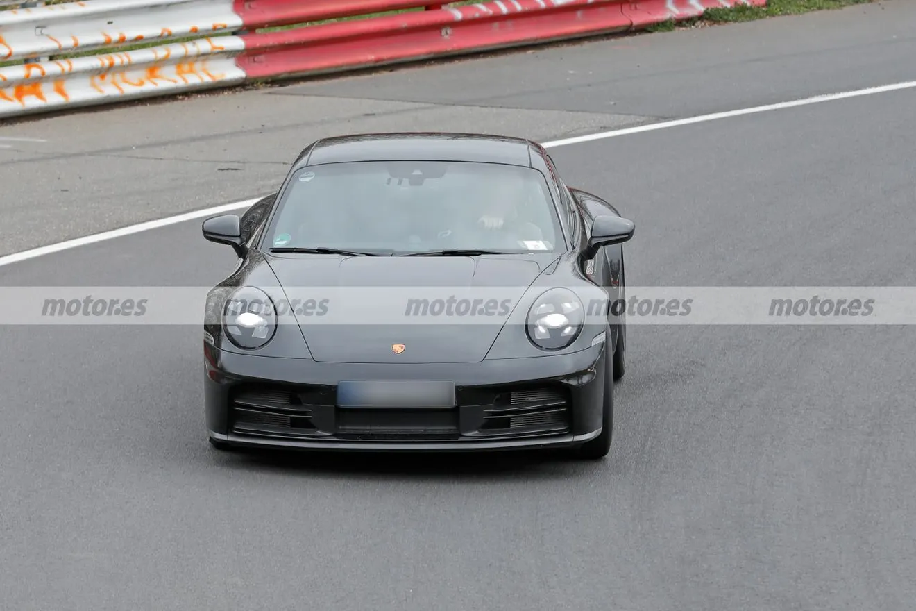 Porsche intensifica las pruebas del 911 Facelift 2025 en Nürburgring, al desnudo se lucen el coupé (Aerokit incluido) y el Cabrio